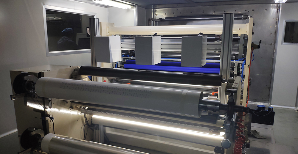 透明薄膜的表面瑕疵檢測通常采用高精度的機器視覺系統